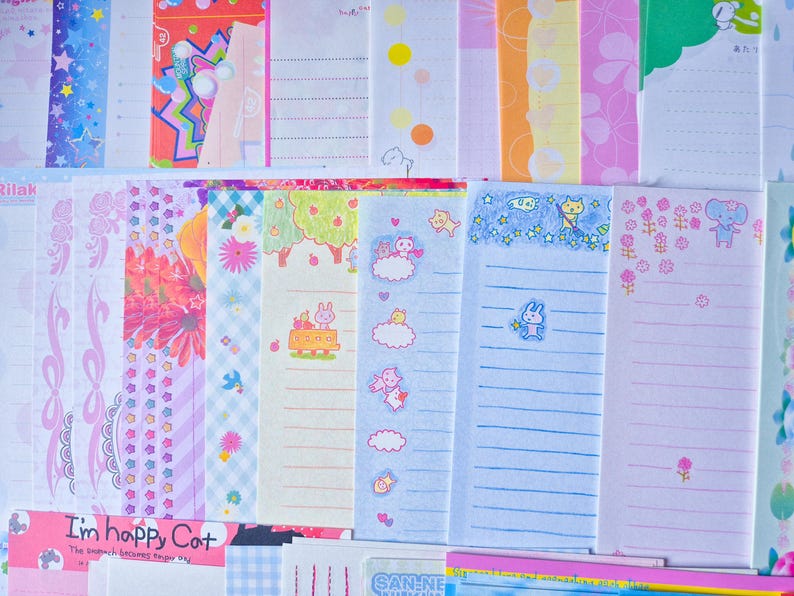 Puede incluir: Una colecci&oacute;n de hojas de papeler&iacute;a coloridas con varios dise&ntilde;os. Las hojas presentan patrones como estrellas, flores y personajes de dibujos animados. Algunas hojas tienen papel rayado, otras est&aacute;n en blanco. El texto "I'm happy Cat" es visible.
