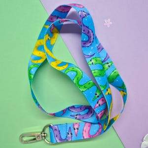 Può includere: Una tazza di ceramica bianca con manico nero e la scritta "But First, Coffee" in stile scritto a mano. La tazza è su una superficie bianca. La tazza è alta circa 10 cm.