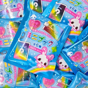 Peut inclure: Plusieurs paquets bleus scellés avec des personnages de dessins animés et du texte japonais. Chaque paquet présente un cœur, un lapin et le mot "Secret". Il s'agit probablement d'objets de collection.