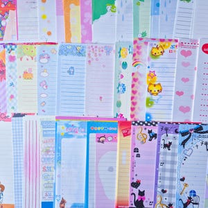 Puede incluir: Una colecci&oacute;n de hojas de papeler&iacute;a coloridas con varios dise&ntilde;os. Las hojas presentan patrones como corazones, estrellas y personajes de dibujos animados. Algunas hojas tienen l&iacute;neas para escribir, otras tienen bordes decorativos. El tema general es lindo y caprichoso.