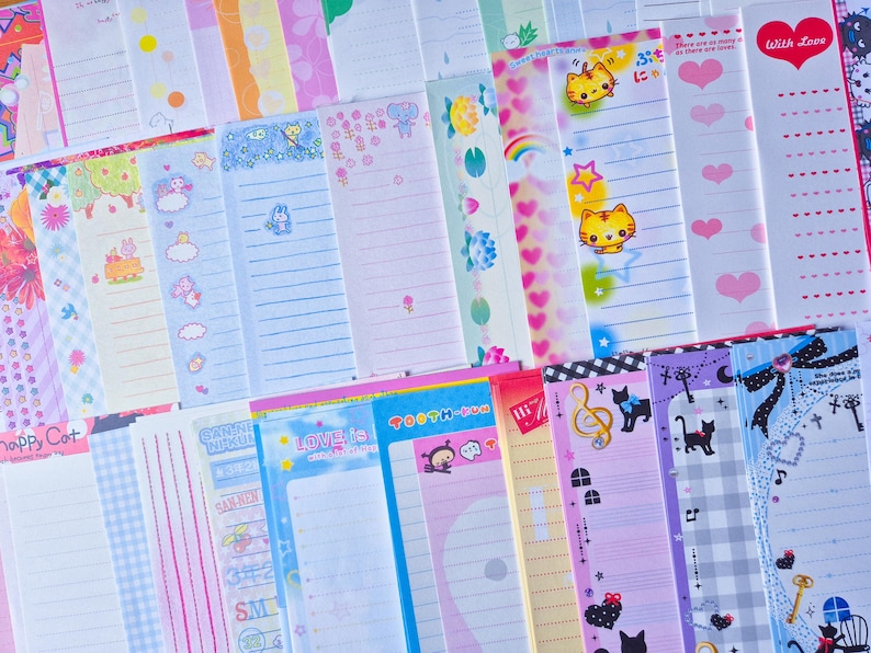 Puede incluir: Una colecci&oacute;n de blocs de notas coloridos y estampados. Los dise&ntilde;os incluyen gatos de dibujos animados, corazones, arco&iacute;ris y otras ilustraciones bonitas. Algunos blocs tienen p&aacute;ginas rayadas, otros est&aacute;n en blanco.