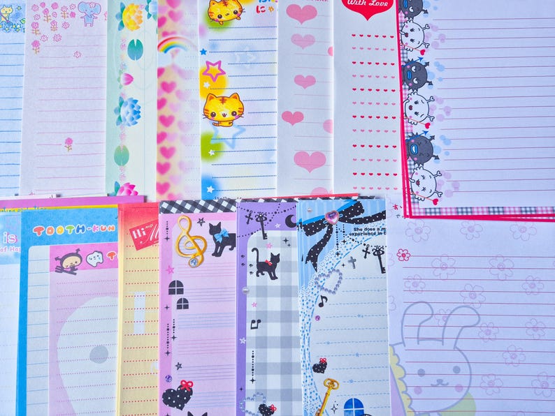 Puede incluir: Una colecci&oacute;n de papeler&iacute;a colorida con varios dise&ntilde;os. Los dise&ntilde;os incluyen gatos de dibujos animados, corazones, notas musicales y otras ilustraciones bonitas. La papeler&iacute;a est&aacute; rayada y es adecuada para escribir notas o cartas.