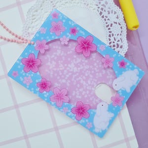 Porte-cartes photo Sakura Bunny | Porte-clés acrylique Kawaii pour cartes photo Kpop standard - Fleurs de cerisier - Bleu et rose - Cadeau de collection
