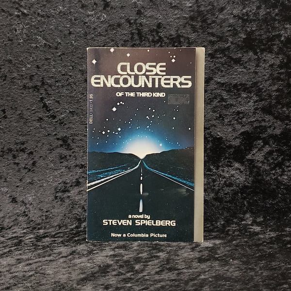 Close Encounters Of The Third Kind by Steven Spielberg - 1978 Vintage Sci-fi movie tie-in paperback novelization