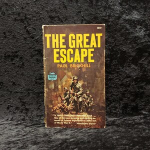 The Great Escape by Paul Brickhill - 1965 Vintage action/adventure war paperback book