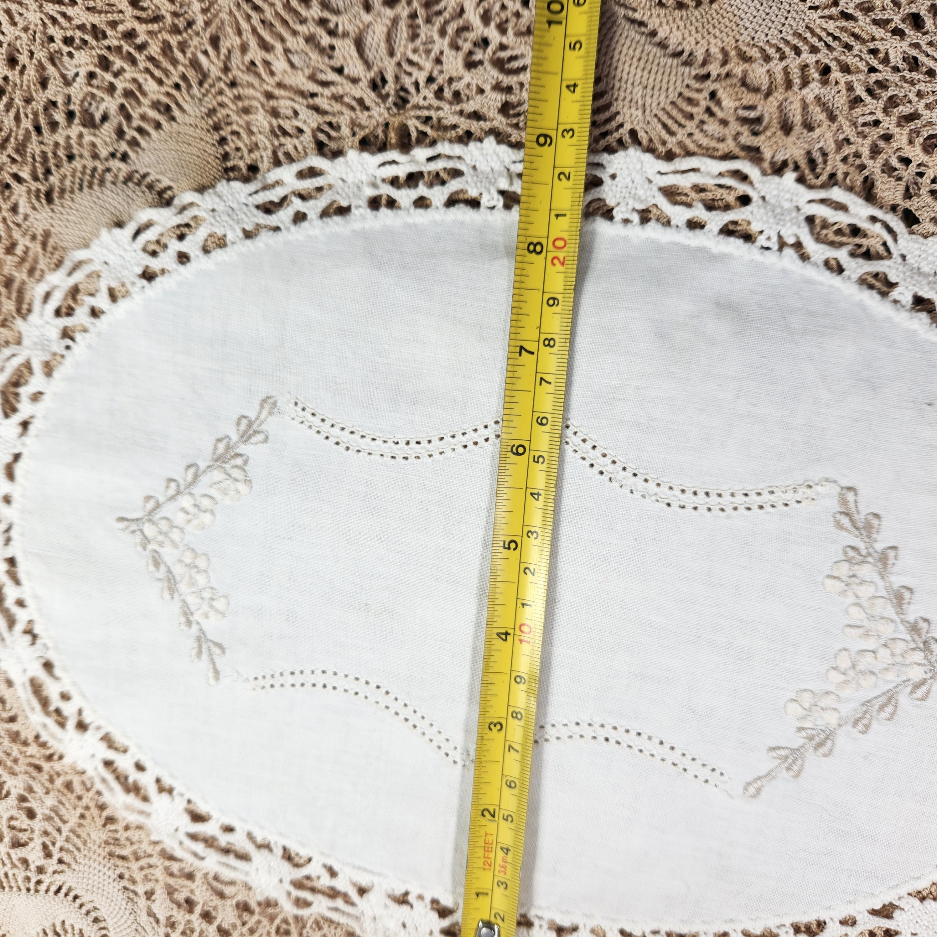 Napperon Fait Main De Dentelle Blanche Ovale De Crochet Sur Le Bois