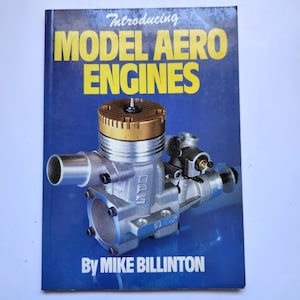 Op de afbeelding: Een boek getiteld "Introducing Model Aero Engines" met een blauwe kaft. De kaft bevat een gedetailleerde afbeelding van een modelvliegtuigmotor in zilver en goud. De naam van de auteur, Mike Billinton, staat onderaan gedrukt.