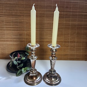 Vintage silverfärgade ljusstakar • 20 cm koniska ljusstakar från mitten av århundradet (par)
