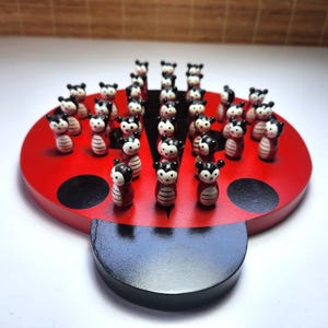 Vintage Solitaire Träpinne Spel Nyckelpiga Bas och Spelpjäser