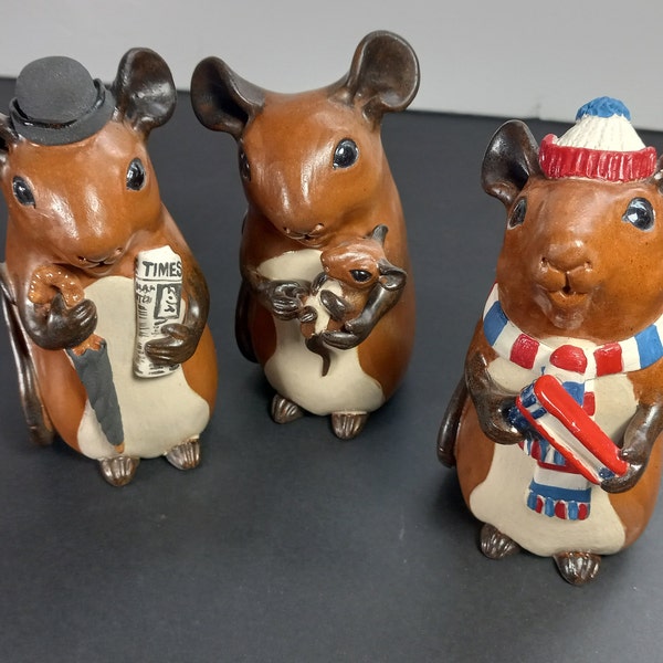 Lot de trois figurines vintage de la famille des souris/rats en terre cuite - Figurines entièrement construites et peintes à la main, avec un soin extrême.