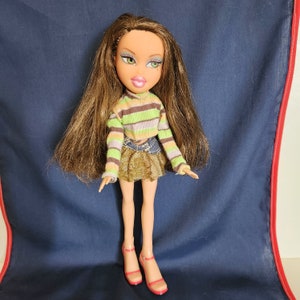 Bratz Yasmin Doll MGA 2001 Brown Hair Brown and Green Eyes Pink Lips Pink and Blue Eyeshadow Clothes and Shoes 9.5&quot; tall