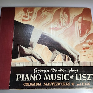 Op de afbeelding: Vintage vinylplatenalbumhoes met een pianoklavier en spelende handen. Het album heet "Piano Music of Liszt" van Gyorgy Sandor, een Columbia Masterworks set D146. De cover art heeft een sepia tint met een bordeauxrode rug.