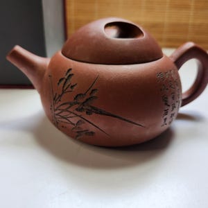 Vintage 1997 chinesische Yixing Zisha Kalligraphie Teekanne signierte 12 Unze Präsentationsbox