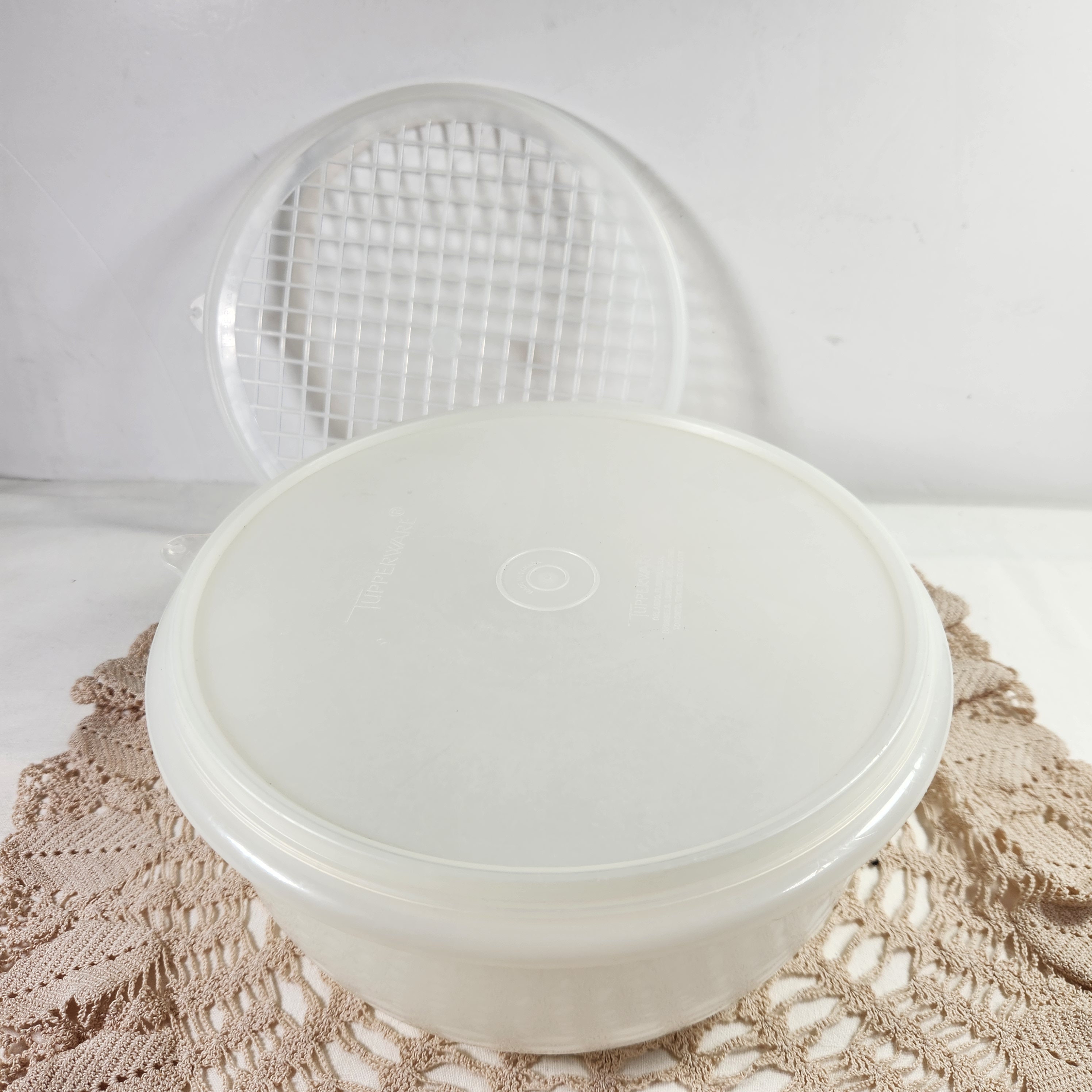 Vintage Plastic Tupperware Legacy 7 1/2 Cup Covered Soup Bowl Tureen With  Ladle 3186C-2, Collectible Tupperware, Retro Tupperware Legacy. -   Canada