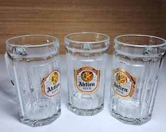 Vintage Aktien Beer Stein Set: 0.5 Liter Glass Mugs