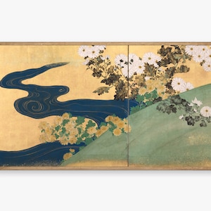 Puede incluir: Un par de biombos japoneses con fondo dorado. Los biombos representan un río azul serpenteando a través de un paisaje con crisantemos blancos y amarillos.