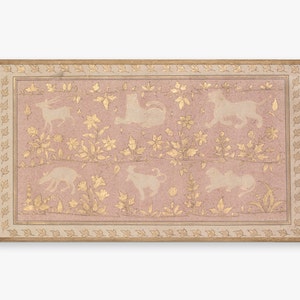 Puede incluir: Una obra de arte enmarcada con un fondo rosa y detalles en pan de oro. La obra representa una variedad de animales, incluyendo ciervos, leones y perros, sobre un fondo de motivos florales estilizados.