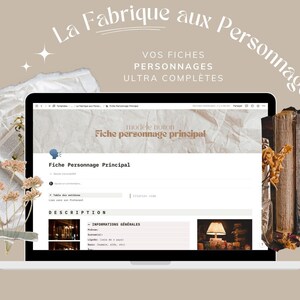 以下が含まれることがあります： 「La Fabrique aux Personnages」というウェブサイトが表示されたラップトップコンピューター。キャラクタープロファイルを作成するためのフォームがあります。ウェブサイトはフランス語で、しわくちゃの紙のテクスチャが施された薄い茶色の背景です。ラップトップは薄い茶色の表面にあります。