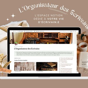 以下が含まれることがあります： 作家向けのNotionワークスペースのウェブサイトを表示しているラップトップコンピューター。ウェブサイトはフランス語で、引き出し付きのビンテージの木製デスクの写真が掲載されています。ウェブサイトのテキストには、「L'Organisateur des Écrivains」と「L'Espace Notion Dédié à Votre Vie d'Écrivain.E」と表示されています。