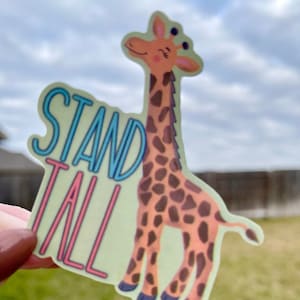 Stand Tall - Pegatina/imán de jirafa ilustrada / pegatina o imán impermeable laminado mate