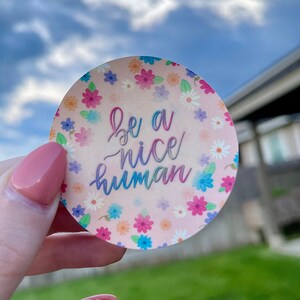 Wees een aardige mens - bloemencirkelsticker/magneet | Matte gelamineerde waterdichte offertesticker of magneet