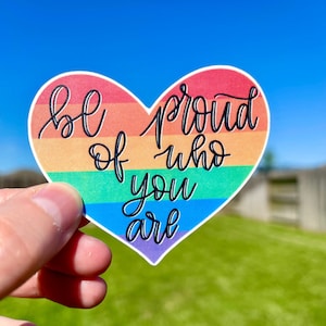 wees trots op wie je bent - Heart Pride Sticker/Magneet | Kies uw Pride-vlag | Aanpasbare mat gelamineerde waterdichte sticker of magneet