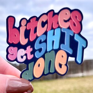 B*tches Get Sh*t Done - Autocollant/Aimant lettré à la main | Autocollant ou aimant féministe drôle imperméable à l’eau laminé mat