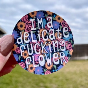 Soy una maldita flor delicada - Pegatina/imán circular floral/Pegatina o imán feminista divertido laminado brillante