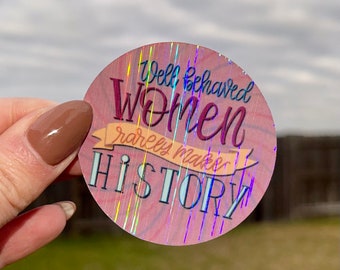 Goed opgevoede vrouwen schrijven zelden geschiedenis - holografische sticker/magneet | Holografische gelamineerde waterdichte feministische sticker of magneet