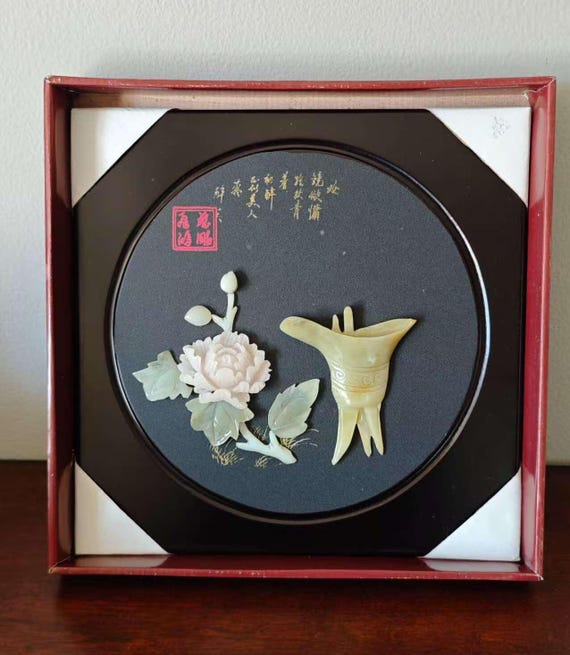 翡翠の彫刻が施された花をテーマにした中国の正方形の木製壁プレート 