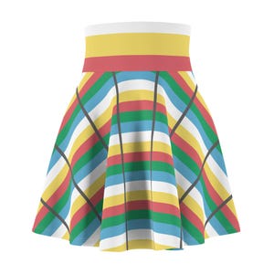 Op de afbeelding: Een skaterrok met hoge taille voorzien van een levendig horizontaal streeppatroon in geel, rood, groen, blauw en wit. De rok is geaccentueerd met donkergrijze diagonale lijnen die de kleurrijke strepen kruisen, wat zorgt voor een geometrisch ontwerp.