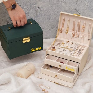Schmuckschatulle Organizer für Frauen Mädchen, 3-Schicht-Mittelgroße Schmuckaufbewahrungsbox aus PU-Leder mit Schloss und abnehmbarem Tablett, personalisiertes Geschenk