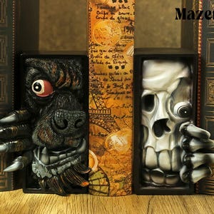 3D Cerberus Decorative Bookend, Fantasy Shelf Decor Nook, Medieval Vintage Hellhound Book End, Game disks Stand Holder, Bookshelf Statue