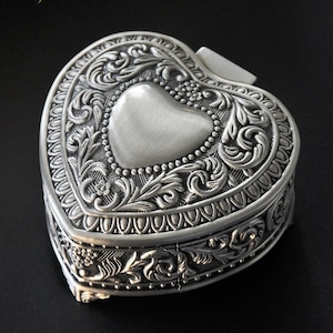 Scatola portagioie vintage a forma di cuore - Piccola custodia portaoggetti per anelli/orecchini/collane antiche, regalo di San Valentino, argento