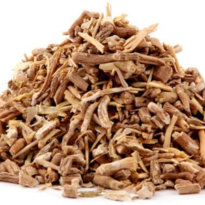 Peut inclure: Un tas de morceaux de racines s&eacute;ch&eacute;es, de couleur brun clair et beige. Les morceaux de racines sont de forme irr&eacute;guli&egrave;re et ont une texture rugueuse.