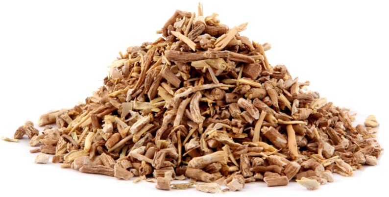 Peut inclure: Un tas de morceaux de racines s&eacute;ch&eacute;es, de couleur brun clair et beige. Les morceaux de racines sont de forme irr&eacute;guli&egrave;re et ont une texture rugueuse.