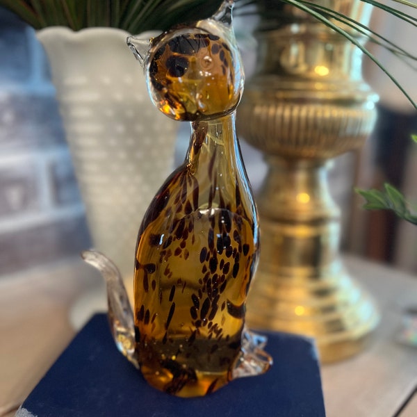 RARE Vintage Fifth Ave Amber Art Glass Sitting CAT figurine, paperweight, Leopard print pattern