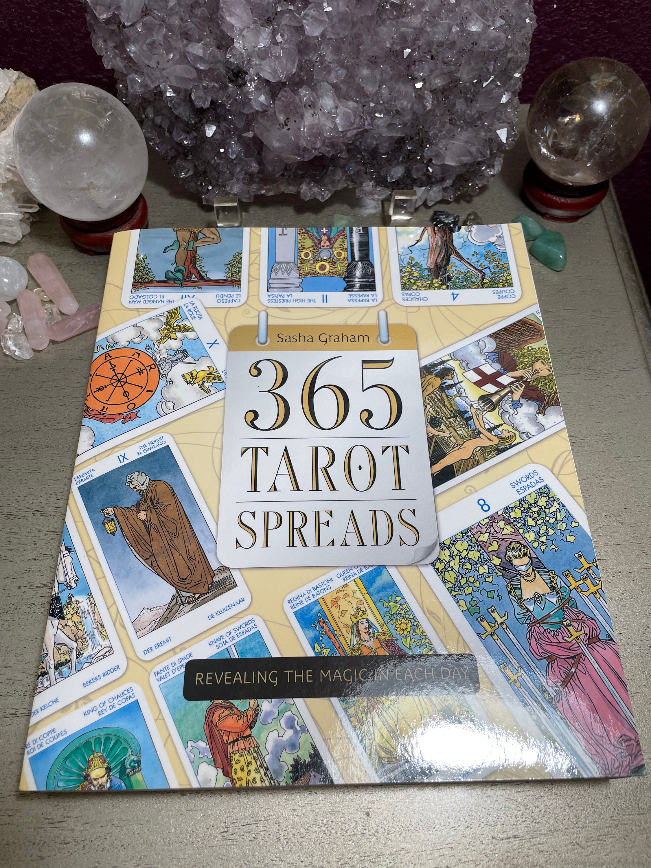 365 Tarot Spreads : Revealing the Magic in Each Day 