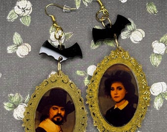 Pendientes acrílicos con marco vintage de Laszlo y Nadja WWDITS