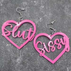 Pendientes acrílicos Sl u t & Sissy que brillan en la oscuridad