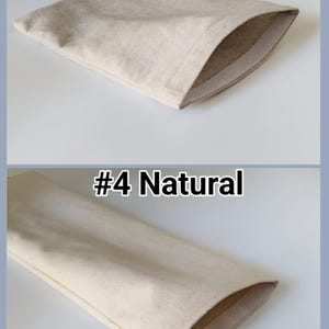 Op de afbeelding: Twee natuurlijke linnen stoffen zakjes, een met het label #1 Linen Oatmeal/Tan en de andere met het label #4 Natural. Beide zakjes zijn gevouwen en hebben een naad langs de bovenrand.
