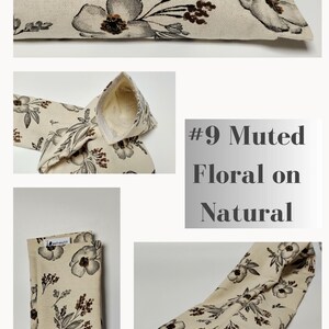 Op de afbeelding: Een beige oogkussen met een gedempt bloemenpatroon in bruine en grijze tinten. Het kussen is gemaakt van natuurlijke stof en heeft een witte voering. De tekst "#9 Muted Floral on Natural" is zichtbaar in de afbeelding.