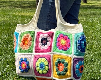 Grote crèmekleurige draagtas en strandtas met kleurrijke motieven in vintage stijl