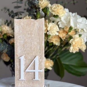 Numeri da tavolo in travertino 3D / Segnaletica unica per matrimoni / Decorazioni personalizzate a strati / Numeri da tavolo / Decorazioni per la tavola / Marmo naturale immagine 2