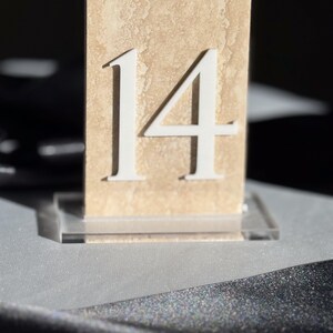 Numeri da tavolo in travertino 3D / Segnaletica unica per matrimoni / Decorazioni personalizzate a strati / Numeri da tavolo / Decorazioni per la tavola / Marmo naturale immagine 7