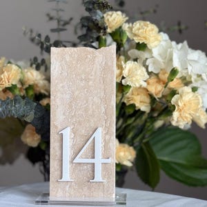 Numeri da tavolo in travertino 3D / Segnaletica unica per matrimoni / Decorazioni personalizzate a strati / Numeri da tavolo / Decorazioni per la tavola / Marmo naturale immagine 3