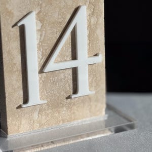 Numeri da tavolo in travertino 3D / Segnaletica unica per matrimoni / Decorazioni personalizzate a strati / Numeri da tavolo / Decorazioni per la tavola / Marmo naturale immagine 6