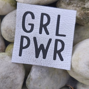 Label/patches silver with plott: -*GRLPWR* made of imitation leather to sew on 5 x 5 cm for hipster beanies/bags/sweaters, 1 piece
