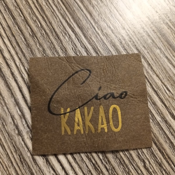 Label/patches SnapPap vegan leather brown with plot: *Ciao KAKAO* for sewing on approx. 4.5 x 5.5 cm for hipster beanies/bags/jumpers, 1 piece