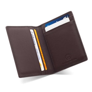 La vaca bronceada- Slim Minimalist Cardholder Wallet para hombres mujeres, Mini Bifold, compacto, bolsillo frontal (cuero NAPA marrón oscuro)